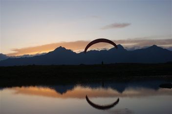 Gleitschirmfliegen über Bergseen